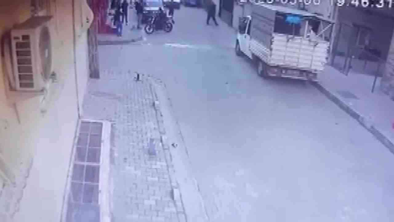 İstanbul Bahçelievler Zafer Mahallesi’nde, kaldırımda bekleyen 3 kişiye yönelik silahlı