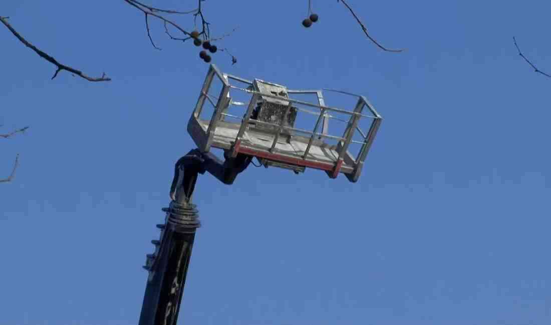 İstanbul Bahçelievler’de, vinç bakımı yaparken bindikleri sepetin yan yatması sonucu