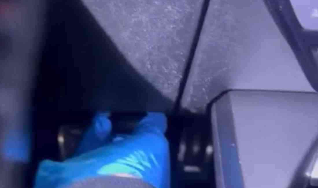 İstanbul Bahçelievler’de polis ekipleri tarafından durdurulan bir otomobilde kablosuz kulaklıkla