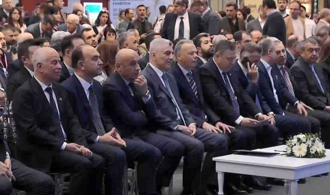 Ticaret Bakanı Ömer Bolat, İstanbul Fuar Merkezi’nde düzenlenen Texhibition Kumaş