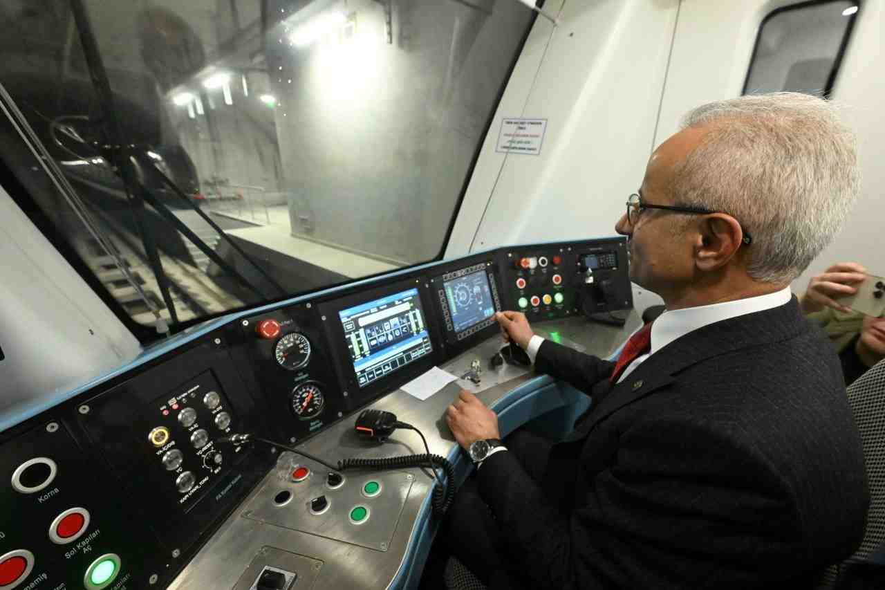 Ulaştırma ve Altyapı Bakanı Abdulkadir Uraloğlu, İstanbul Havalimanı-Arnavutköy metro hattının