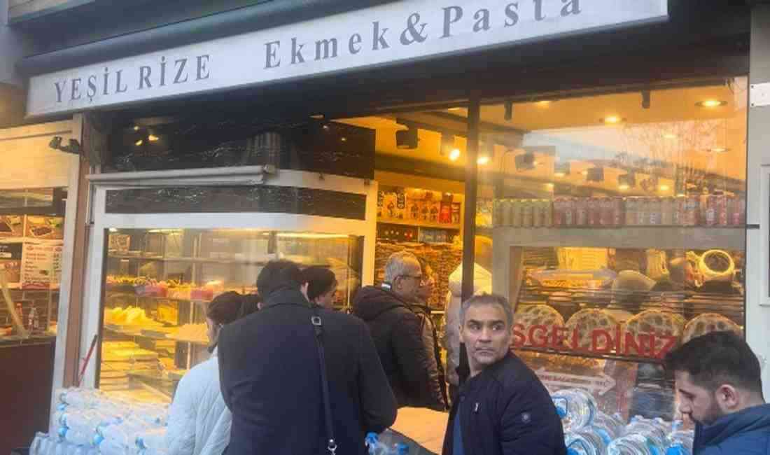 Fırınların Önünde Yoğunluk Oluştu İstanbul’da ilk iftar öncesinde, vatandaşlar sıcak