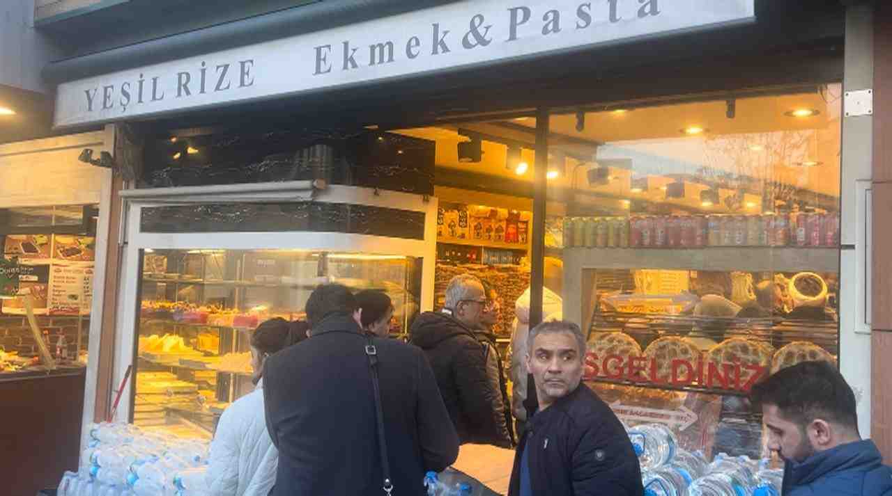 Fırınların Önünde Yoğunluk Oluştu İstanbul’da ilk iftar öncesinde, vatandaşlar sıcak