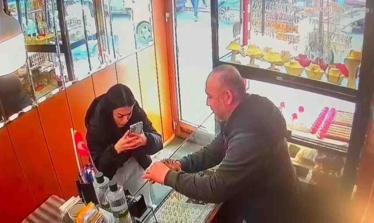 İstanbul Kasımpaşa’da bir kadın, sevgilisiyle birlikte gittiği kuyumcuda beğendiği 250