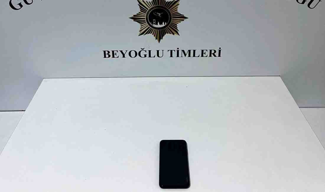 Beyoğlu’nda Kapkaç! Yolda Yürüyen Kadının Çantasını Çaldılar İstanbul Beyoğlu’nda iki şüpheli, yolda yürüyen bir kadının çantasını çalarak