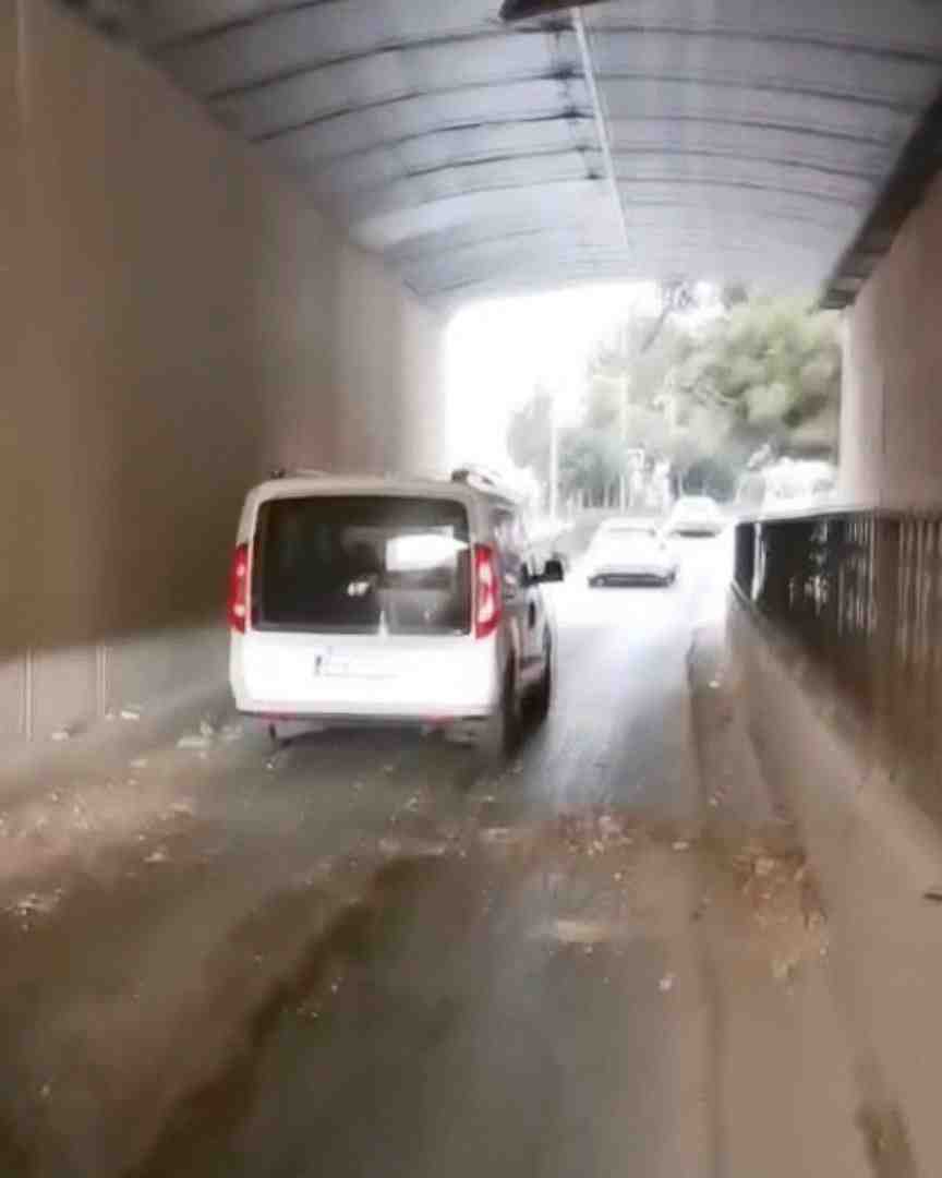 İstanbul Büyükçekmece’de bir alt geçitten kopan beton parçaları, seyir halindeki