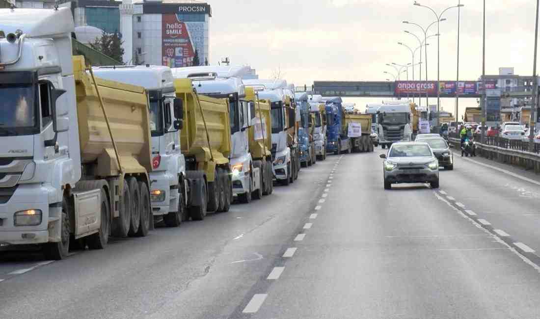 Hafriyatçılar, D-100 Karayolu’nda Konvoy Oluşturdu İstanbul’da çalışan hafriyat kamyonu şoförleri,
