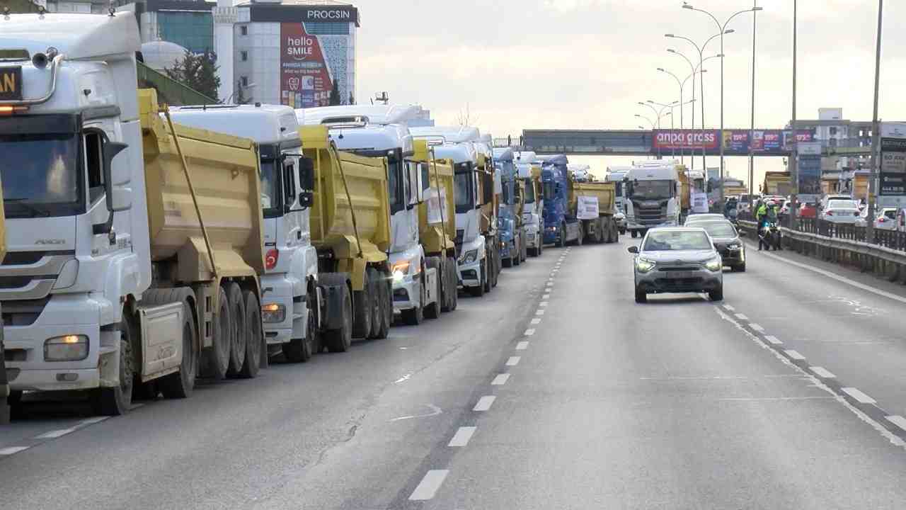 Hafriyatçılar, D-100 Karayolu’nda Konvoy Oluşturdu İstanbul’da çalışan hafriyat kamyonu şoförleri,