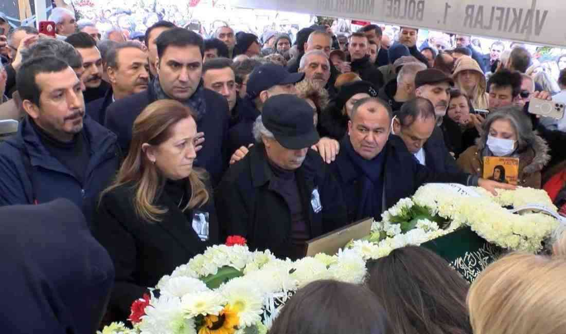 Türk müziğinin usta isimlerinden Edip Akbayram, 74 yaşında hayatını kaybetti.