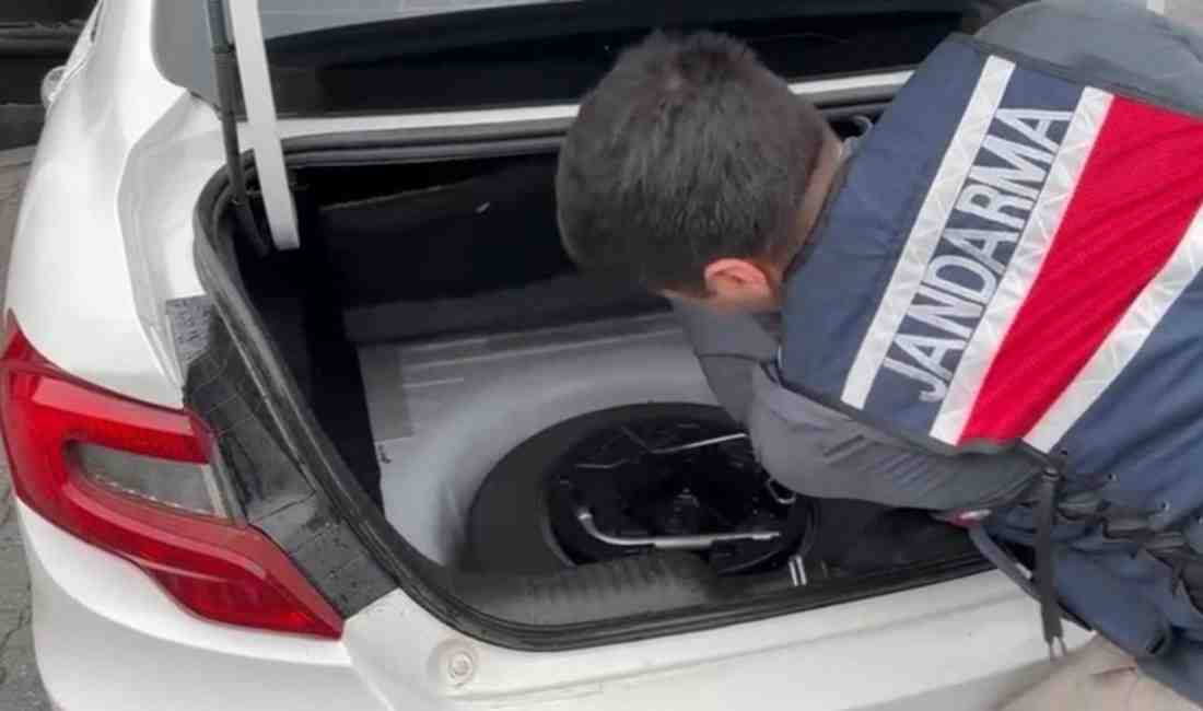 İstanbul’da Tarihi Eser Operasyonu: 1.5 Milyon Dolarlık Tevrat Ele Geçirildi Eyüpsultan’da jandarma ekipleri, tarihi eserleri yurtdışına satmaya çalışan bir şebekeye