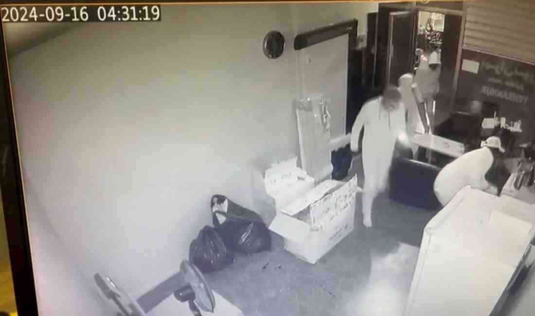 İstanbul Fatih’te bir iş hanındaki kargo dükkanına giren 5 hırsız,