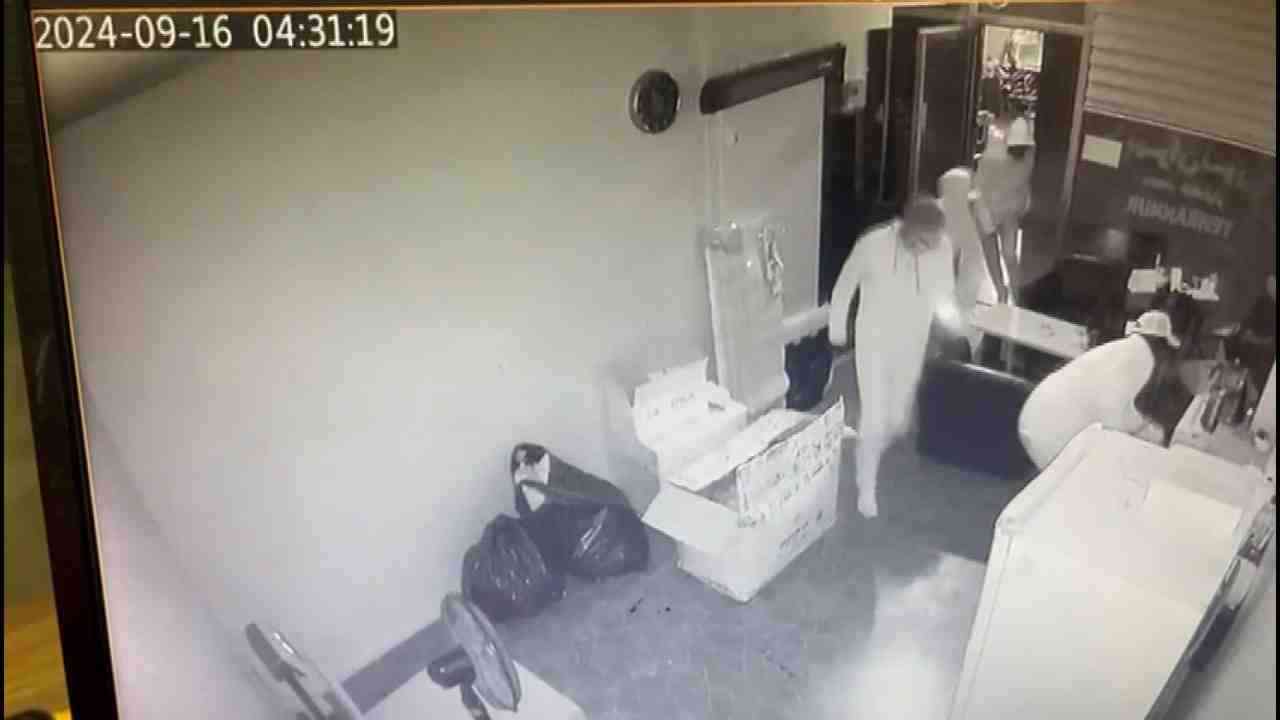 İstanbul Fatih’te bir iş hanındaki kargo dükkanına giren 5 hırsız,