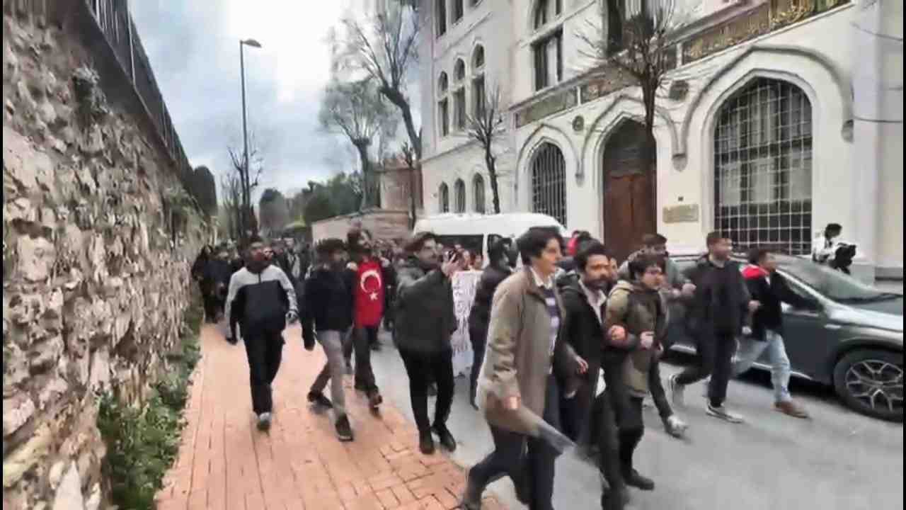 Öğrencilerden İzinsiz Yürüyüş Girişimi İstanbul Üniversitesi önünde İstanbul Büyükşehir Belediye
