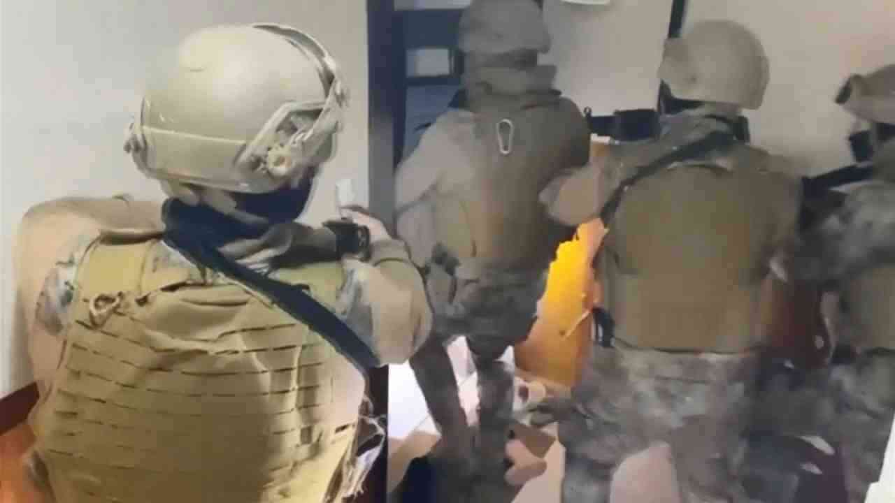 İstanbul Emniyet Müdürlüğü Organize Suçlarla Mücadele Şube Müdürlüğü ekipleri, silah