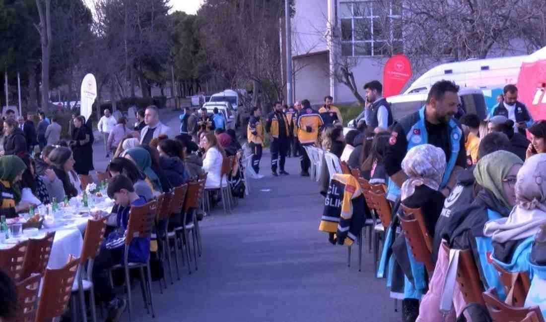 Sağlık Çalışanları İftarda Bir Araya Geldi İstanbul’da görev yapan 112