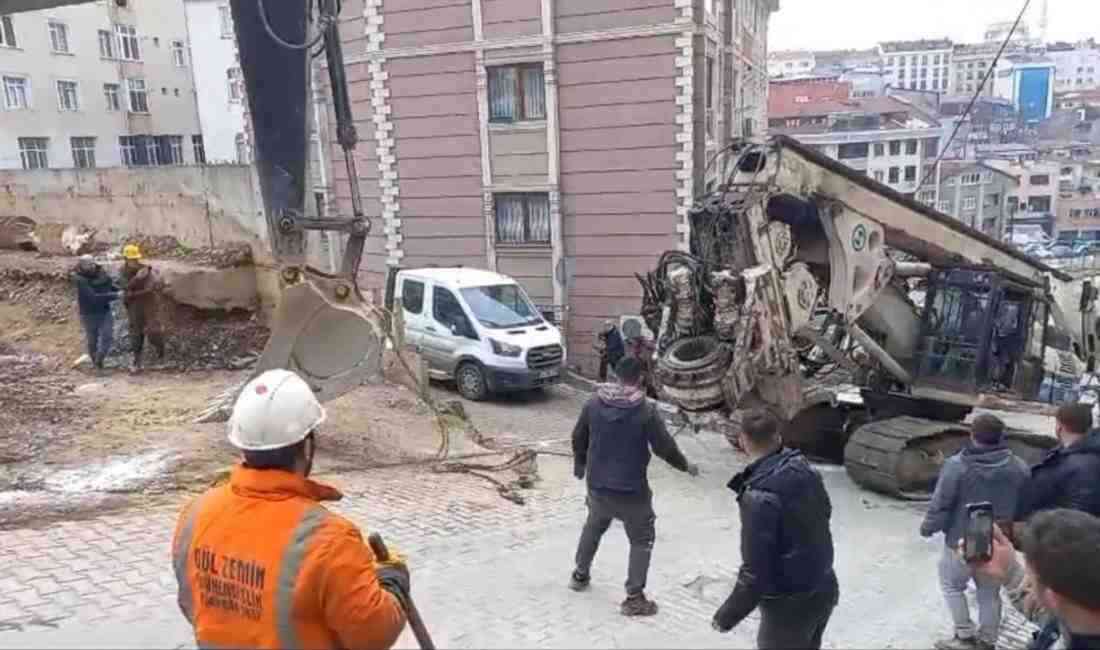 Kontrolden Çıkan Makine 3 Araca Çarptı, 2 Kişi Yaralandı İstanbul’un