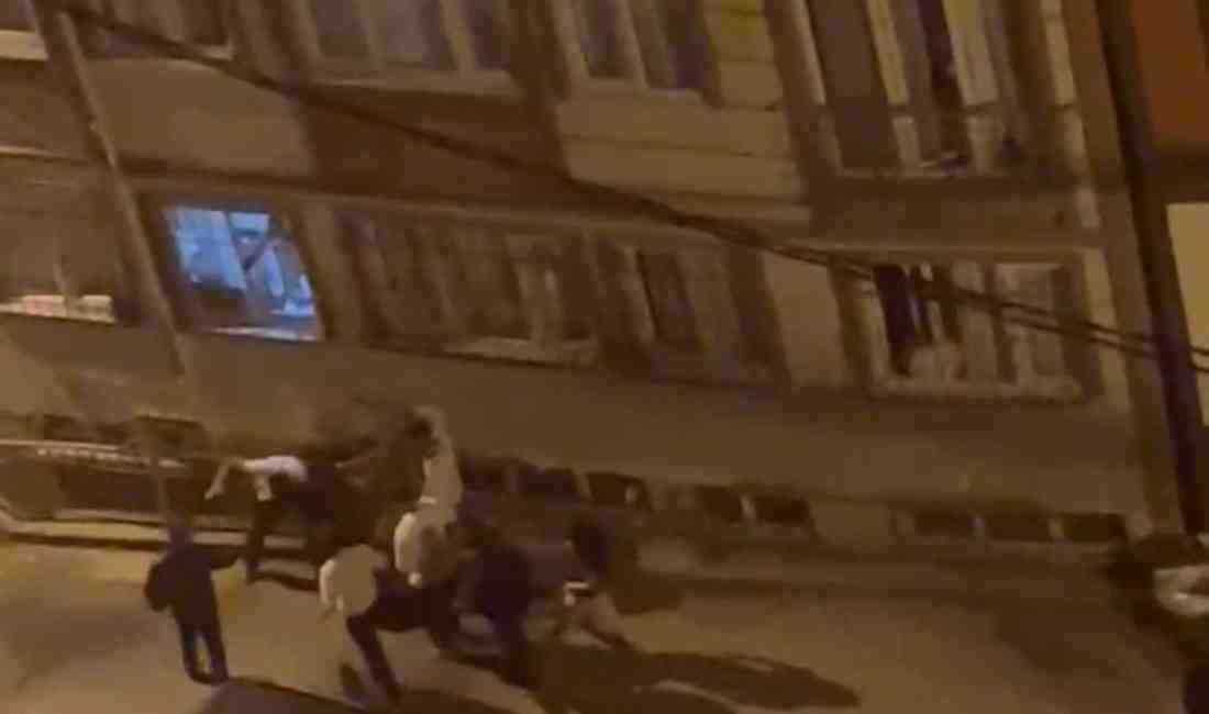 İstanbul’un Kağıthane ilçesinde, alkollü olduğu iddia edilen bir kadın sokak