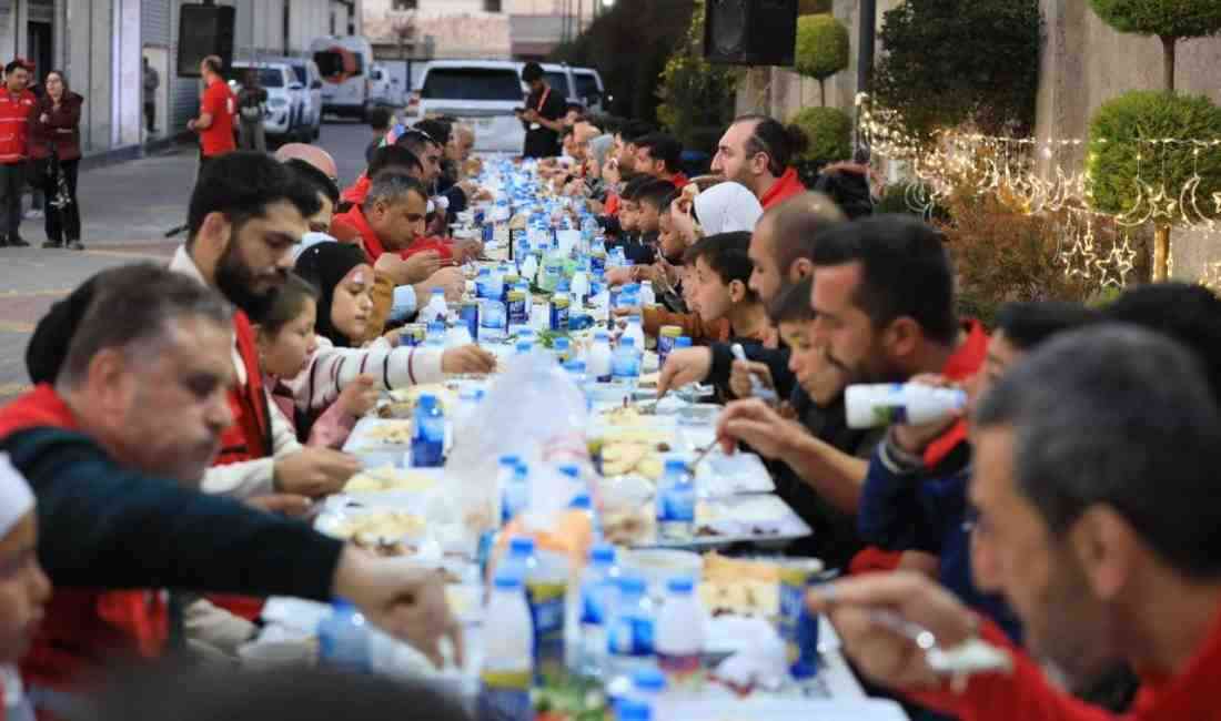 Türk Kızılay ekipleri, Suriye’nin İdlib kentinde engelli kamplarında kalanlara gıda