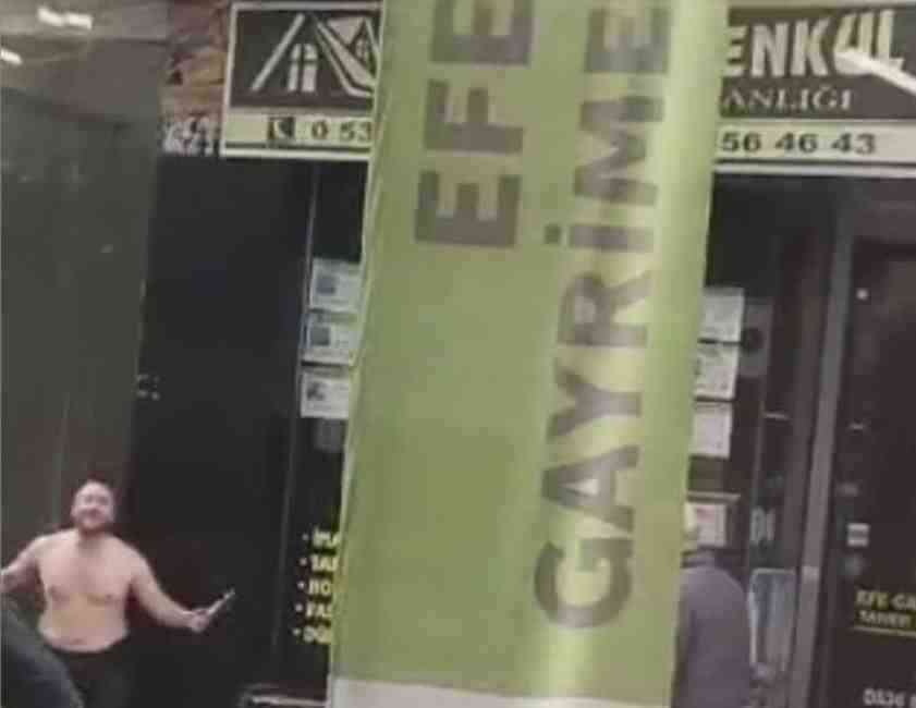 İstanbul Silivri’de bir kişi, elinde kesici aletle sokağa çıkarak kendine