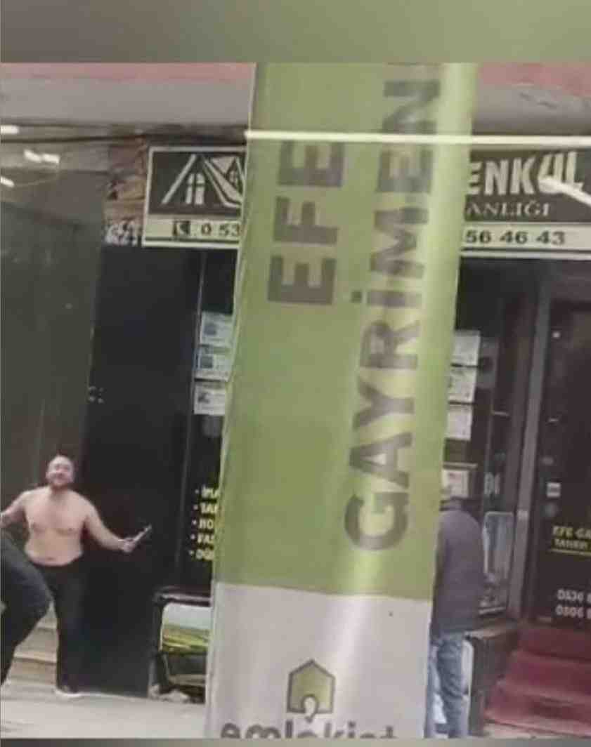 İstanbul Silivri’de bir kişi, elinde kesici aletle sokağa çıkarak kendine