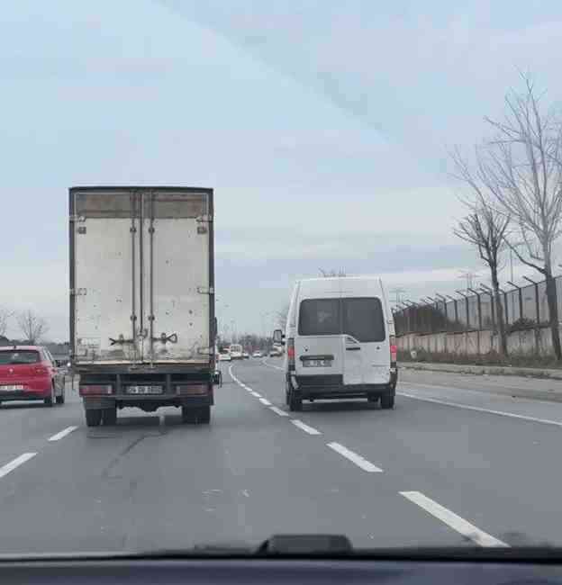 Minibüs ve Kamyonet Sürücüsü Trafiği Tehlikeye Attı İstanbul’un Sultangazi ilçesinde,