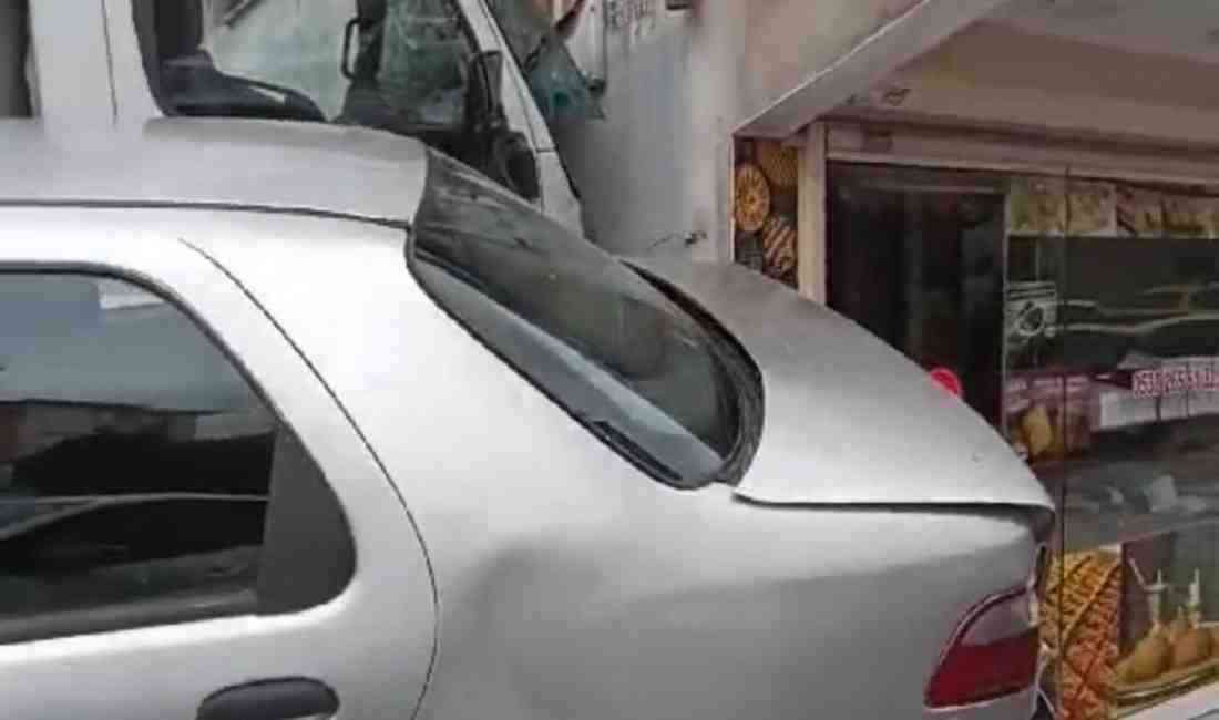 Sultangazi’de freni boşaldığı tahmin edilen bir kamyon, yokuş aşağı kayarak