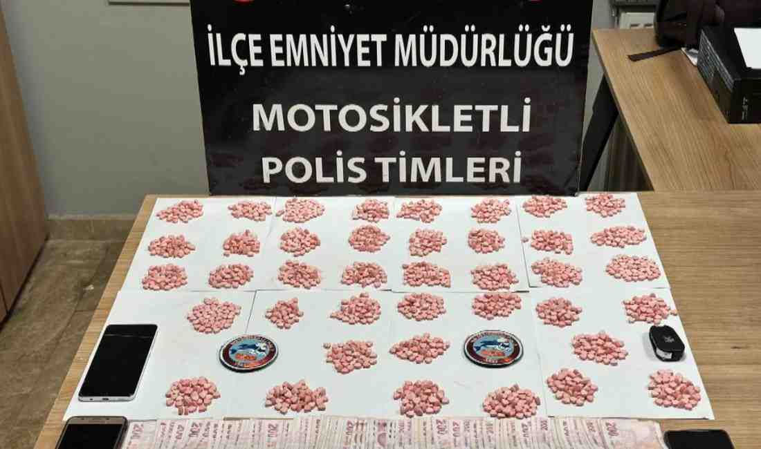 Üsküdar’da Uyuşturucu Operasyonu: Bin 980 Sentetik Hap Ele Geçirildi İstanbul’un Üsküdar ilçesinde polis ekipleri tarafından yapılan denetimde, şüphe üzerine