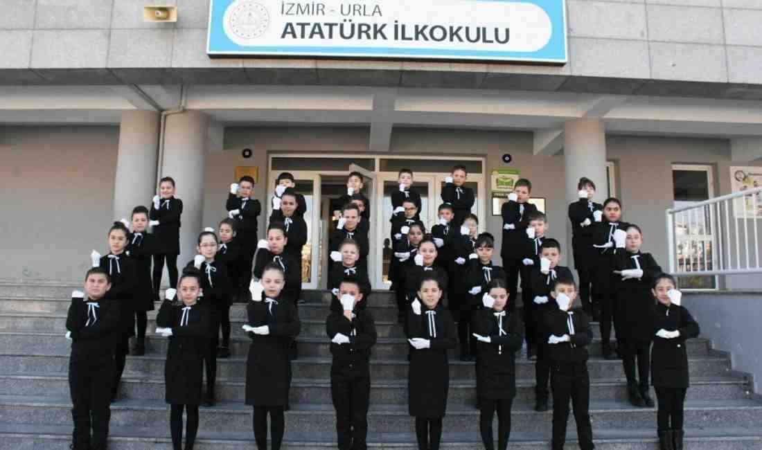 Urla Atatürk İlkokulu’nun 3-B sınıfı öğrencileri, İstiklal Marşı’nın 12 Mart’ta