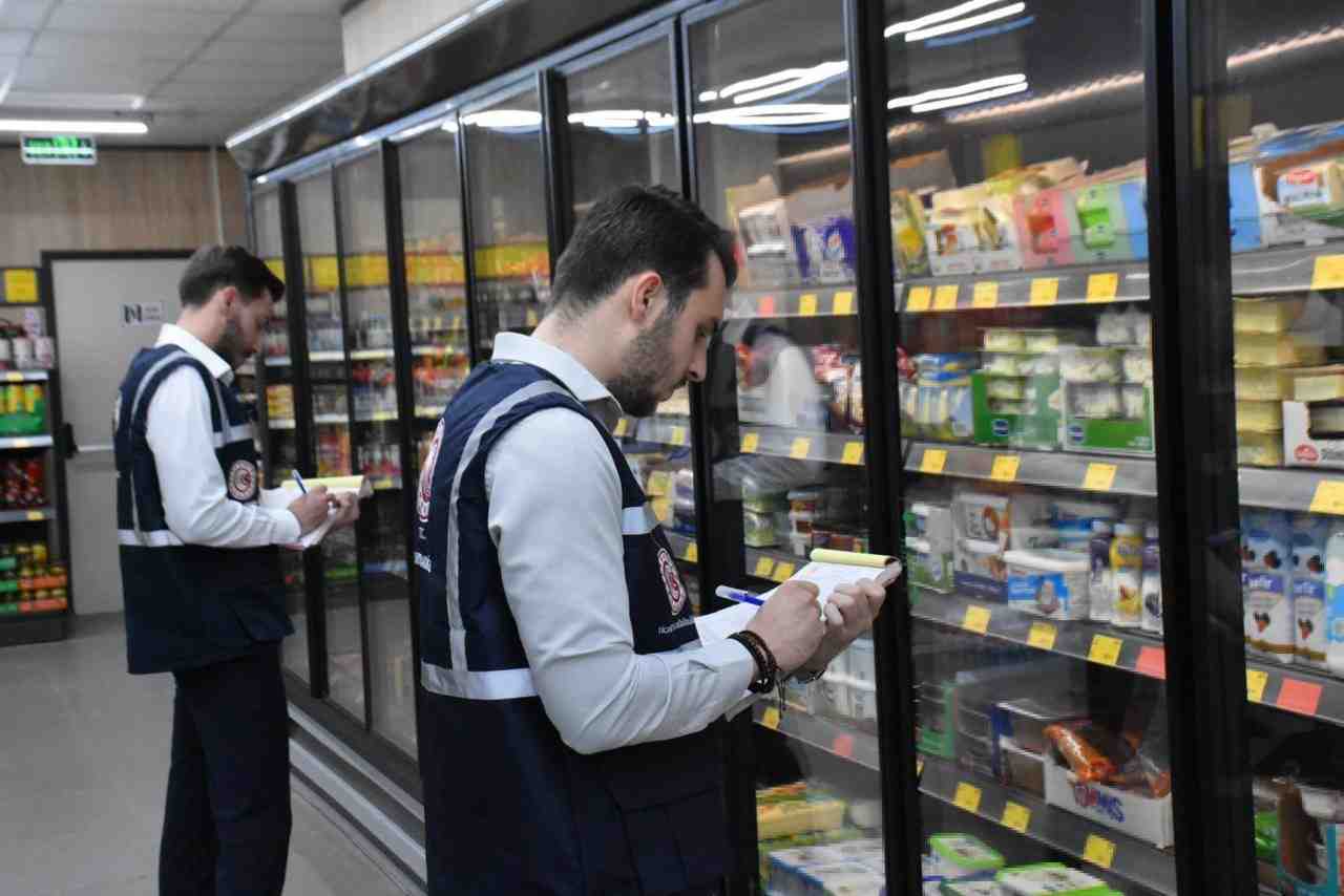 İzmir’de Ticaret Bakanlığı ekipleri, Ramazan Bayramı öncesinde marketlerde fahiş fiyat