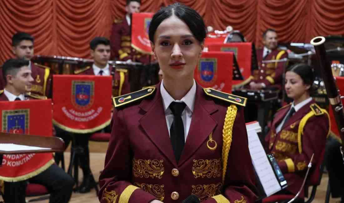 Ankara’da Jandarma Genel Komutanlığı Bandosu’nda solist olarak görev yapan Astsubay
