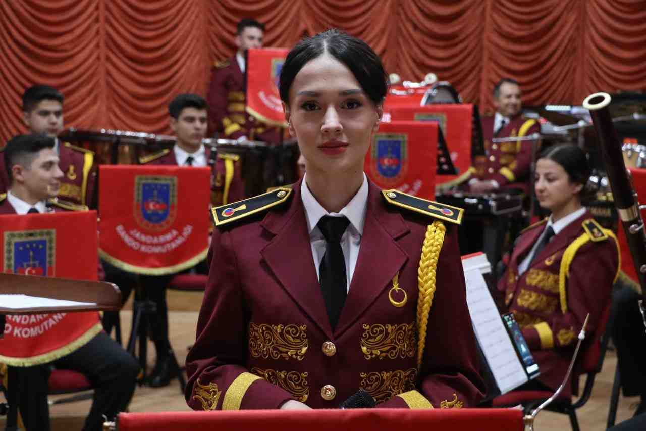 Ankara’da Jandarma Genel Komutanlığı Bandosu’nda solist olarak görev yapan Astsubay