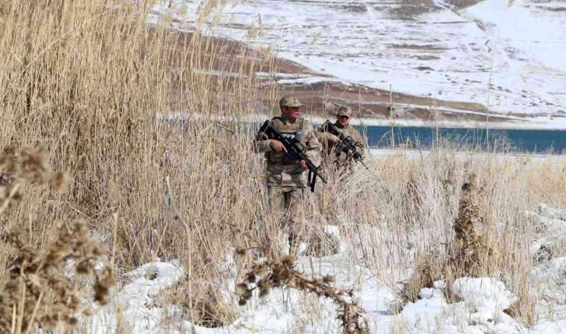 Van Gölü Havzası’nda kış mevsimini geçiren flamingolar için İl Jandarma