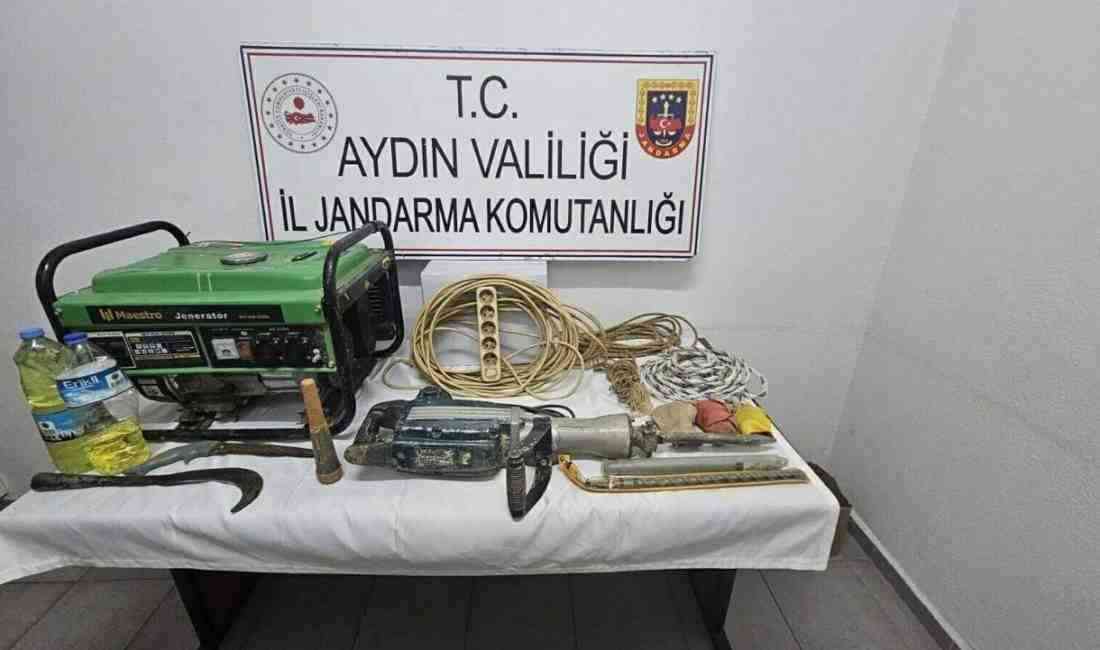 Köşk ilçesinde jandarma ekiplerinin düzenlediği operasyonda, kaçak kazı yaparak tarihi