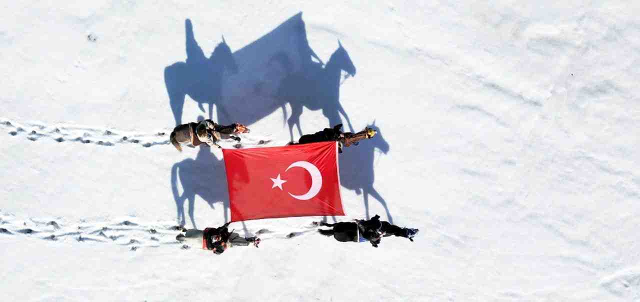 Erzurum Atatürk Üniversitesi Manej Alanı ve Atçılık Koordinatörlüğü bünyesindeki öğrenciler,