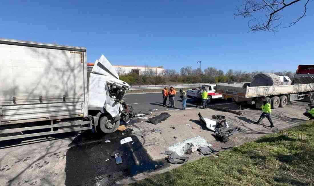  Tekirdağ’da bir kamyonun, yol kenarında park halindeki TIR’a arkadan çarpması