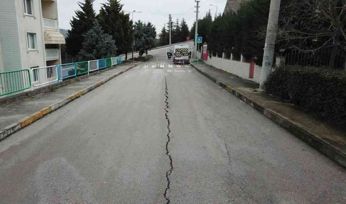Huzur Sokak’ta Yarık Büyüyor, Tehlike Artıyor Kocaeli’nin İzmit ilçesi Turgut