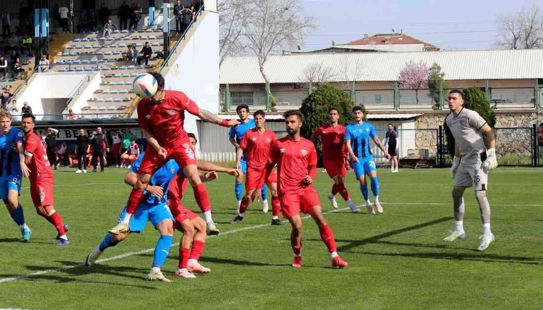 TFF 2. Lig Kırmızı Grup 26. hafta mücadelesinde Karacabey Belediyespor,