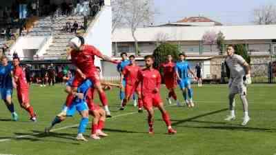 TFF 2. Lig Kırmızı Grup 26. hafta mücadelesinde Karacabey Belediyespor,