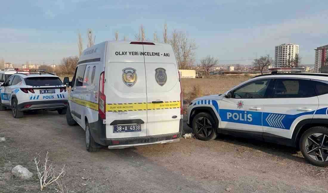 Kayseri’nin Kocasinan ilçesinde, boş bir arazide park halindeki otomobilin yanında
