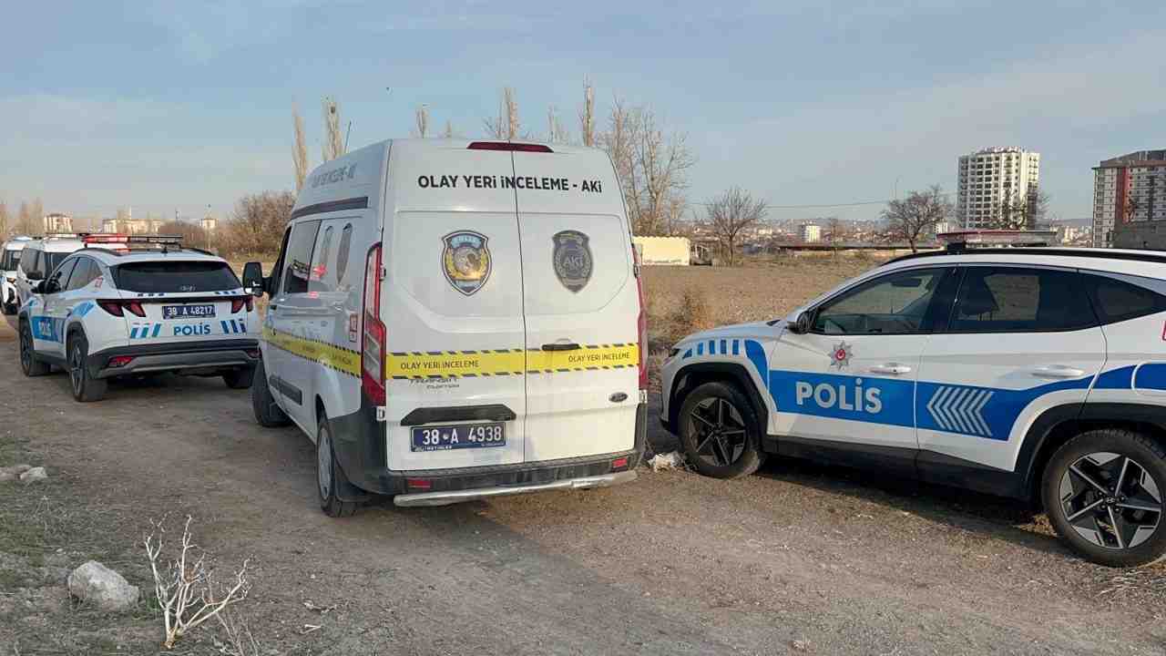 Kayseri’nin Kocasinan ilçesinde, boş bir arazide park halindeki otomobilin yanında