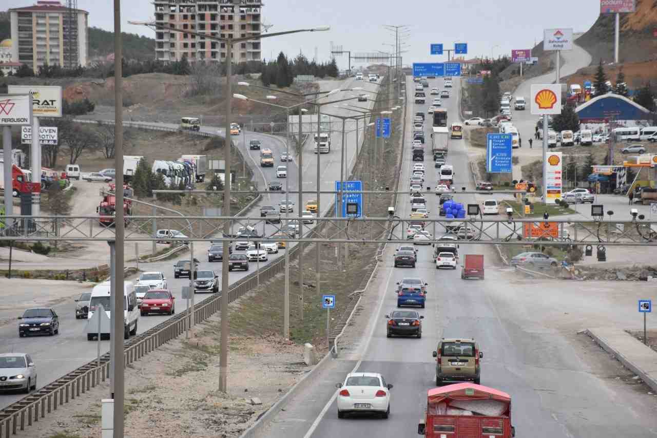 Ramazan Bayramı tatili öncesi yollarda hareketlilik artarken, 43 ilin geçiş
