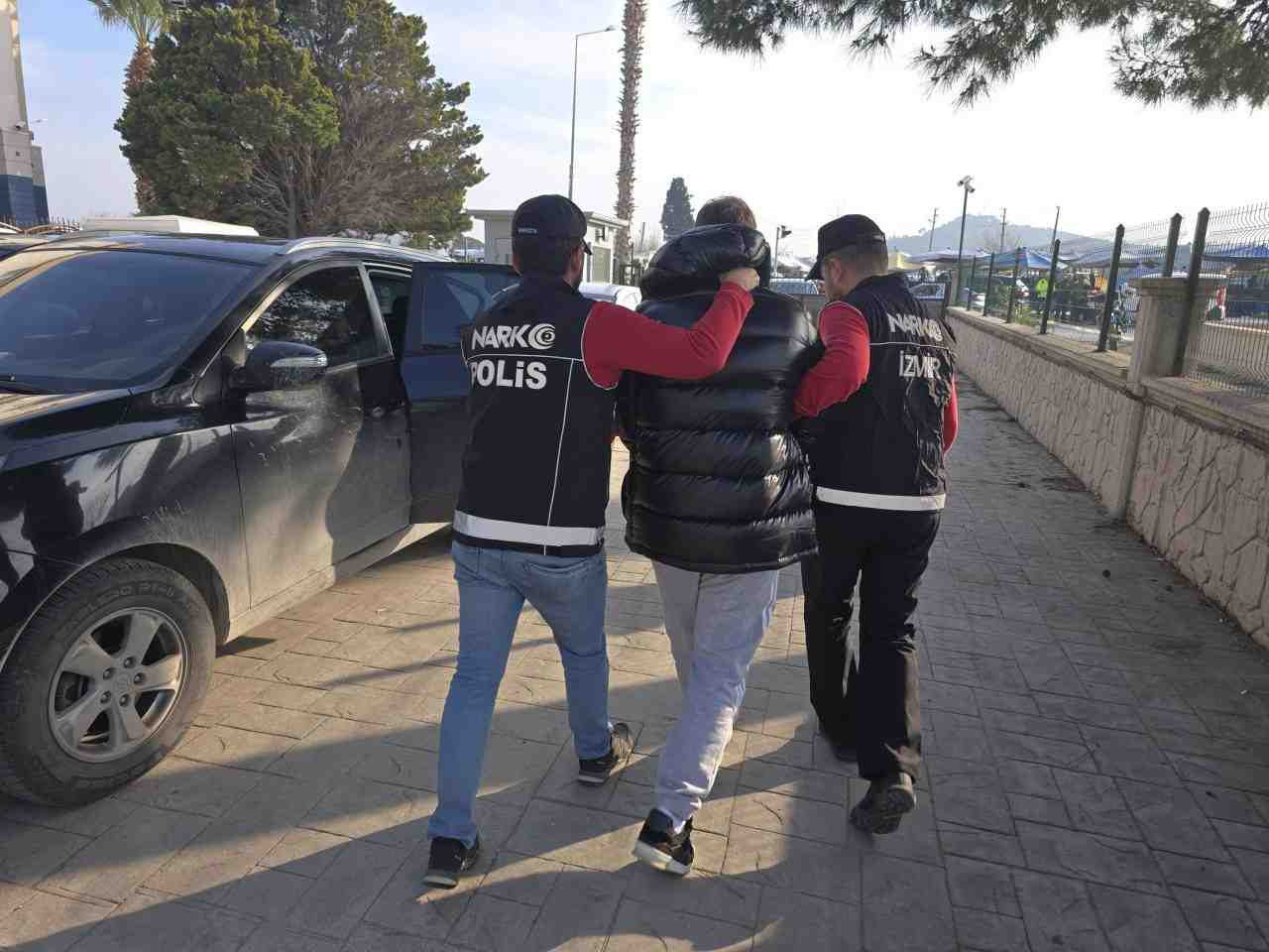 İzmir’in Urla ilçesinde, Interpol tarafından ‘Uyuşturucu madde imal ve ticareti’