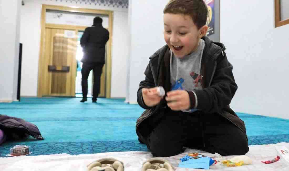 Çocuklar Ayakkabılarında Sürpriz Hediyeler Buldu Türk Kızılay gönüllüleri, Zonguldak’taki Medine