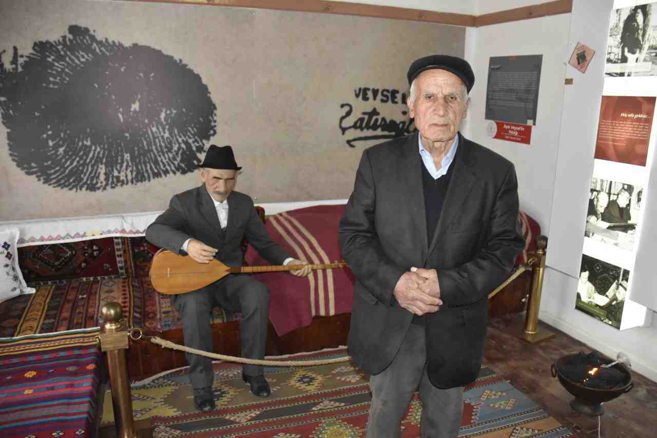 Ünlü halk ozanı Aşık Veysel Şatıroğlu, vefatının 52. yılında Sivas’ın