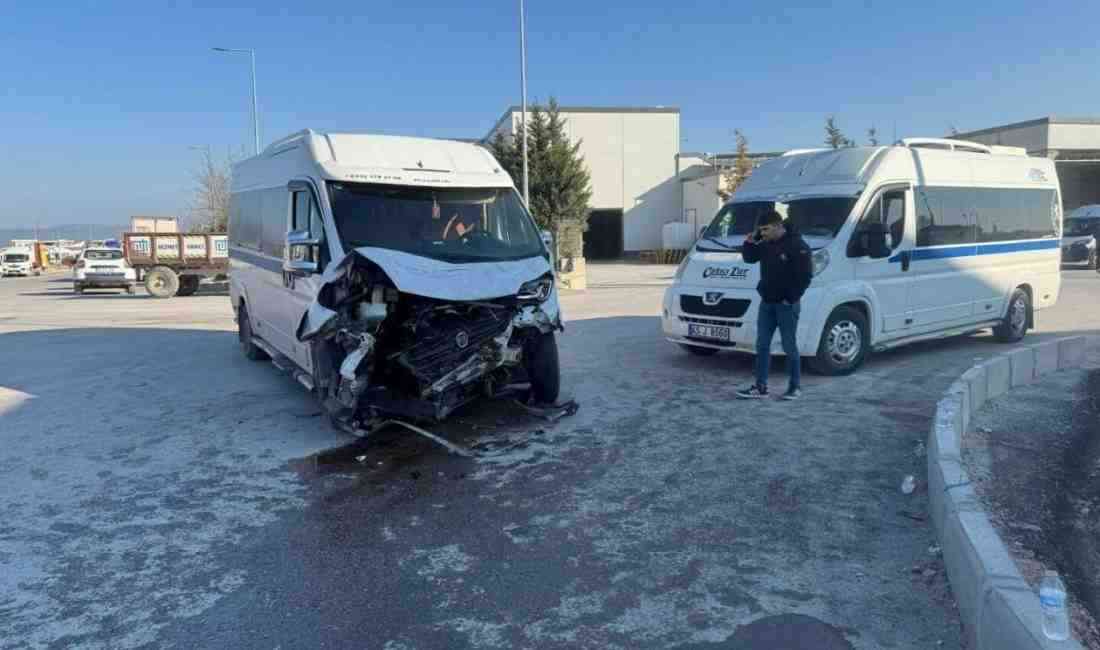 Manisa’nın Yunusemre ilçesinde, organize sanayi bölgesinde işçi taşıyan iki servis