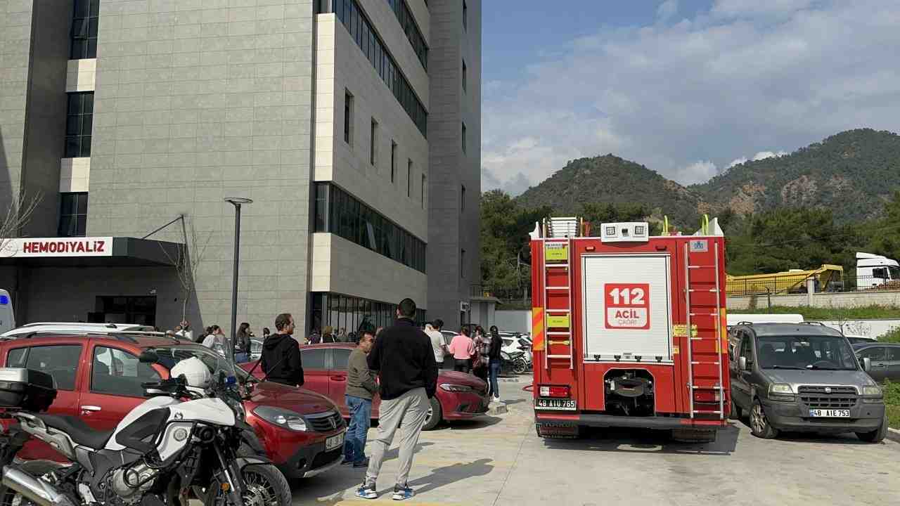 Muğla’nın Marmaris ilçesinde, devlet hastanesinin eczane kısmındaki elektrik panosunda çıkan
