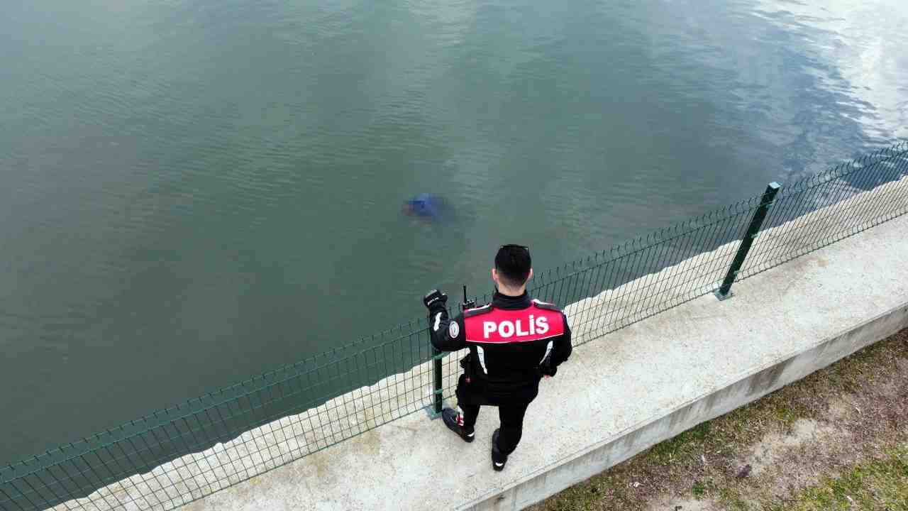 Edirne’de Meriç Nehri’nde bir kişinin cansız bedeni bulundu. Yapılan incelemelerde,