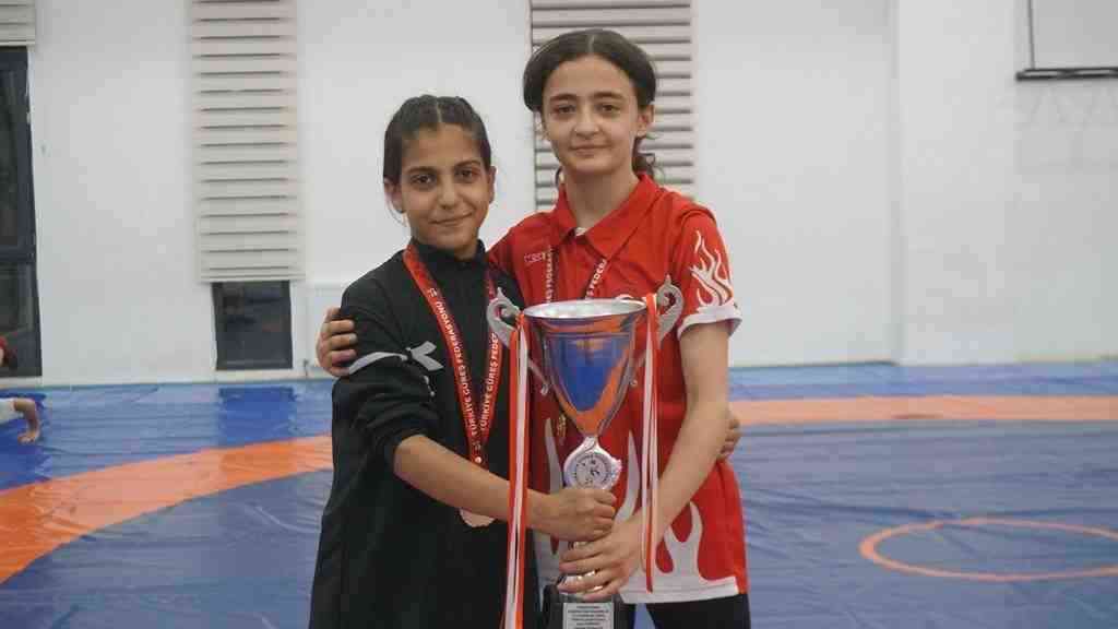 Siirtli güreşçiler Mercan Nas (14) ve Damla Beyan (13), milli
