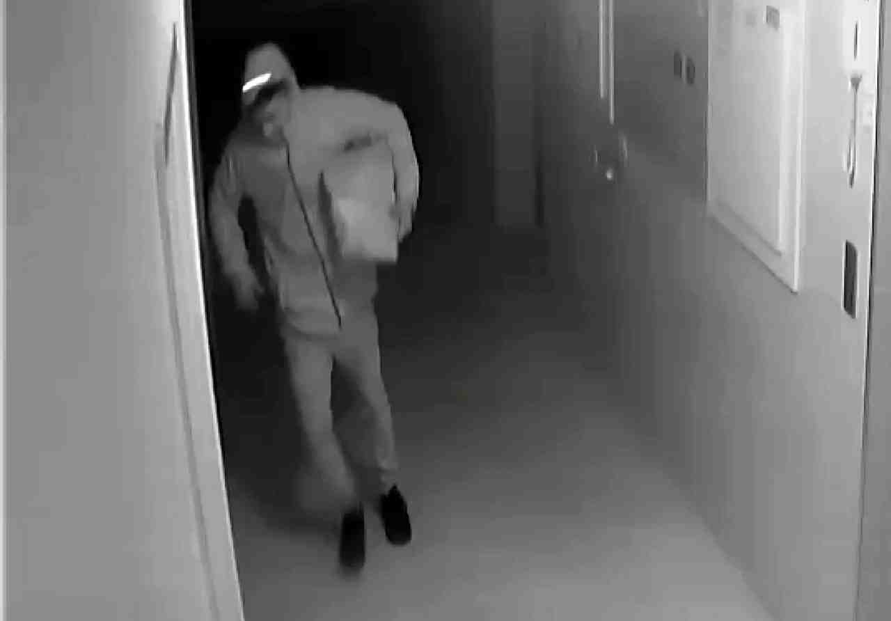 Adana’nın Sarıçam ilçesinde, apartmana misafir gibi giren üç şüpheli, asansör