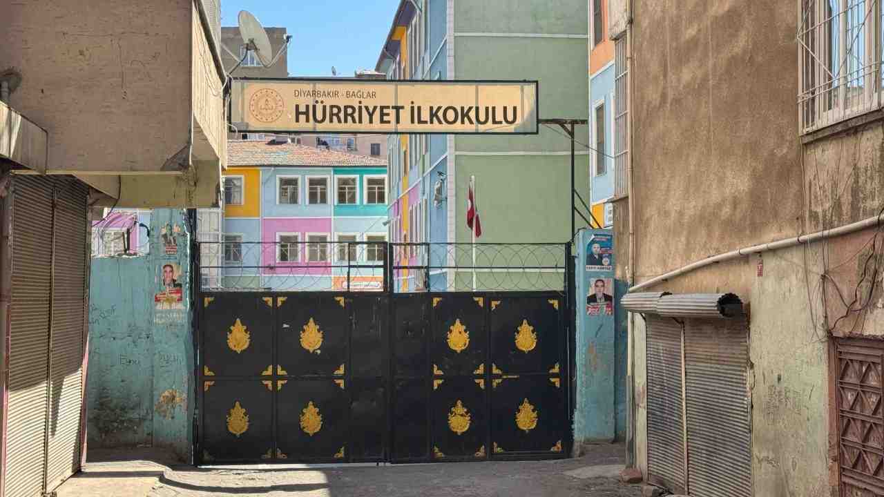 Öğretmen S.A.F., Yumruk ve Bıçak Darbesiyle Yaralandı Diyarbakır’ın Bağlar ilçesinde,